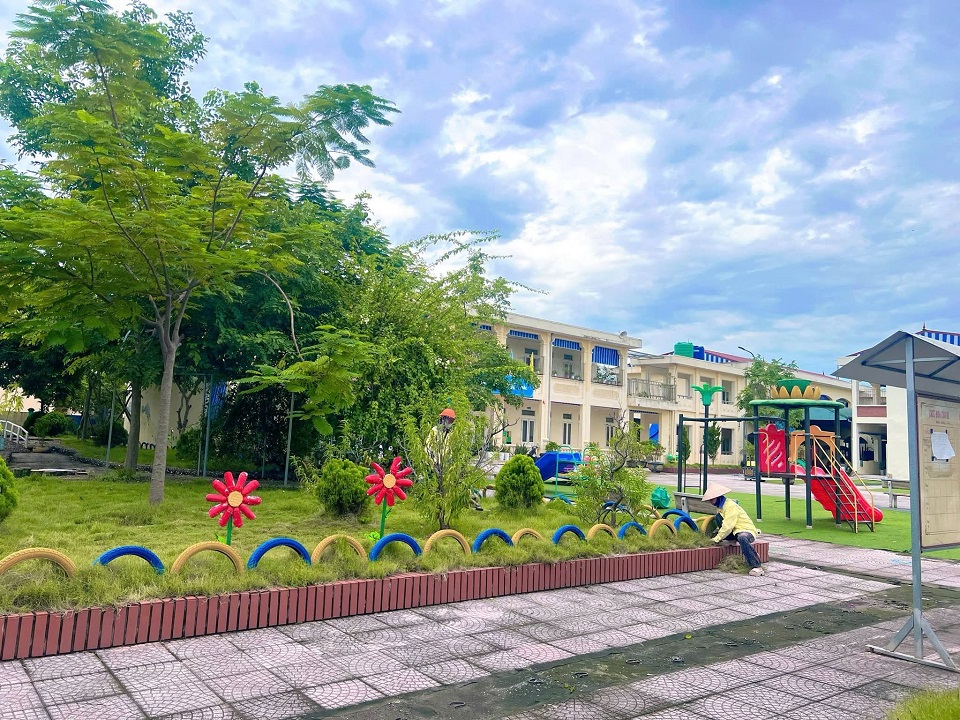 Tập thể CBGVNV nhà trường và cơ sở thôn ra quân tổng vệ sinh